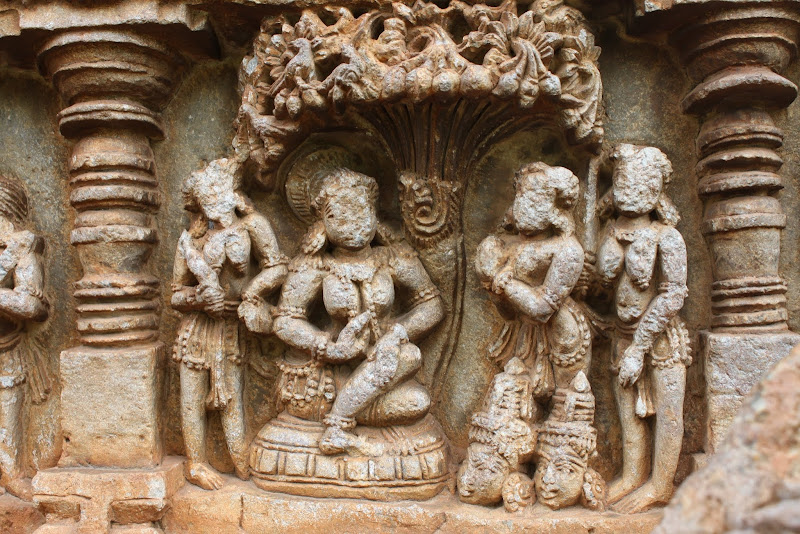 Yuddha-kāṇḍa - Part 3 - Rāvaṇa tries to deceive Sītā; Rāma's army heads towards Laṅkā's gates